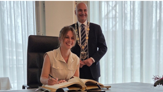 Doppel-Weltmeisterin Jana Landwehr trägt sich ins Goldene Buch der Stadt Dortmund ein