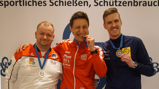 Christoph Dürr mit seinem Signature Move erneut auf dem Podest