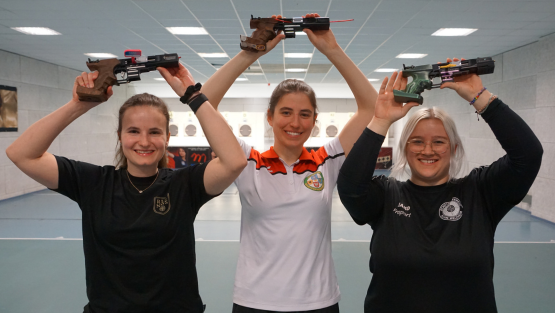 Tabea Ocker, Vivien Jäggi und David Koenders belohnen sich mit Gold 