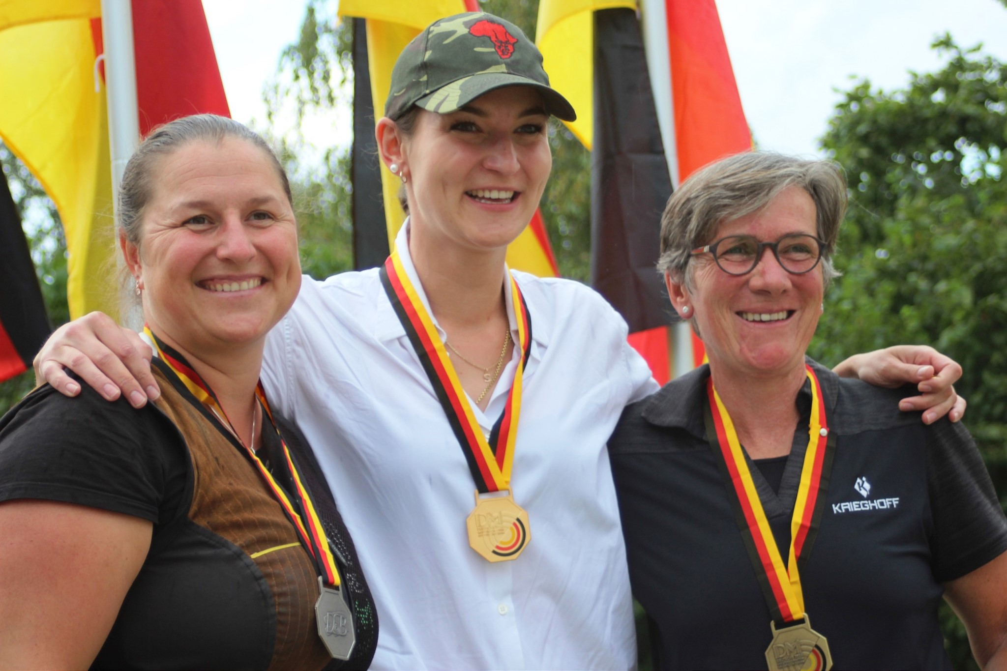 Sport DM FITASC Parcours Bild Lisa Schnwald freut sich ber die Silbermedaille